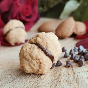 Baci Incantati con Cioccolato Fondente e Petali di Rosa  gr. 100